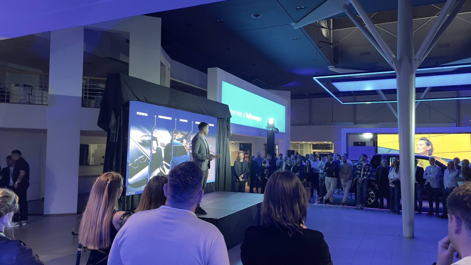 Evento corporativo con pantalla LED y puesta tÃ©cnica
