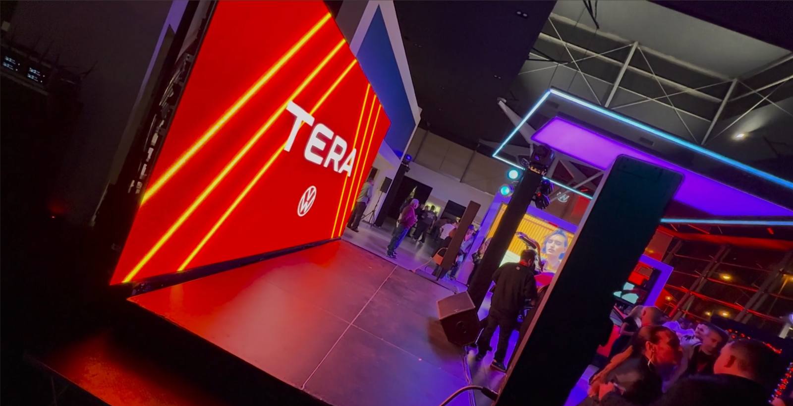 Stand corporativo con pantallas LED y operaciÃ³n tÃ©cnica en expo