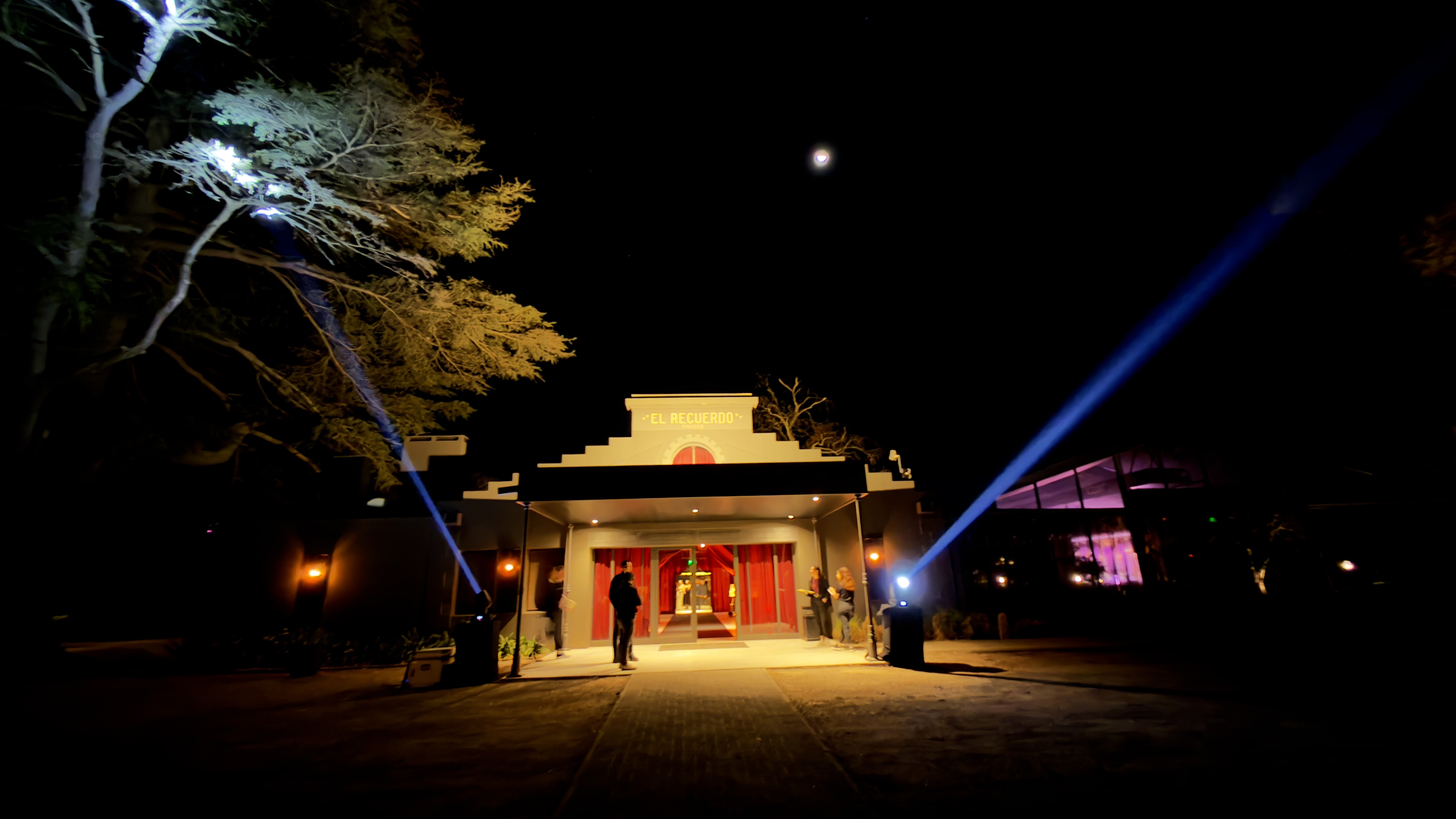 Escenario DJ con pantallas e iluminaciÃ³n para fiesta de 15