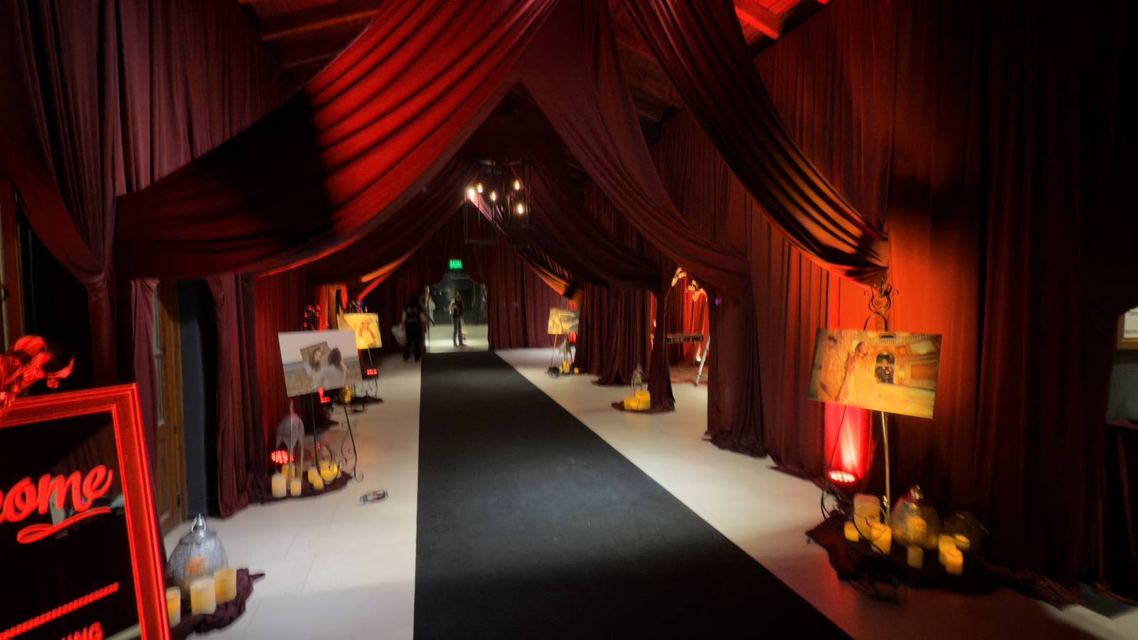 Pasillo de entrada e iluminaciÃ³n para fiesta de 15