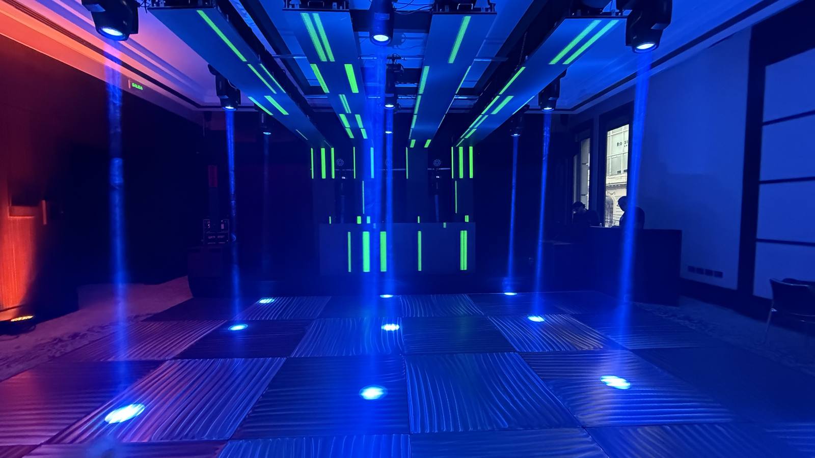 Pantalla en techo, pista de acero e iluminaciÃ³n