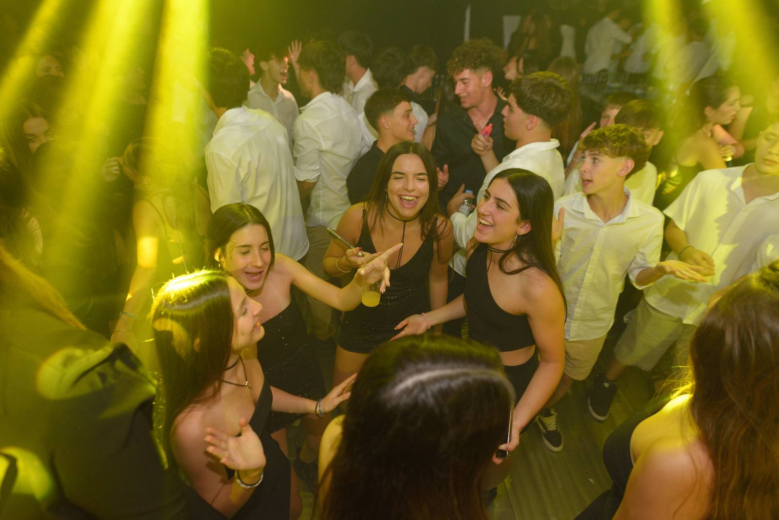 Techo de esferas e iluminaciÃ³n para fiesta social